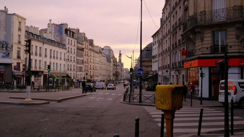 Vue d'une rue urbaine à Angers lors d'une fin de journée paisible.