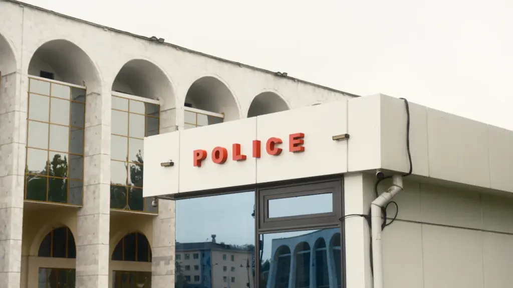 Bâtiment moderne avec une enseigne Police, lieu d'accueil administratif à Angers.