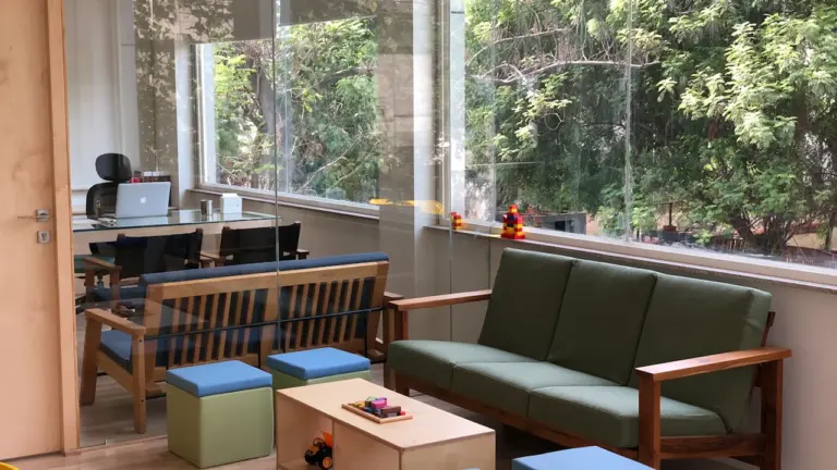 Un espace d'accueil chaleureux et lumineux pour les jeunes enfants à Créteil.