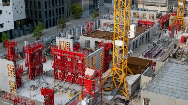 Vue plongeante sur un chantier de construction actif avec grues à Nantes.