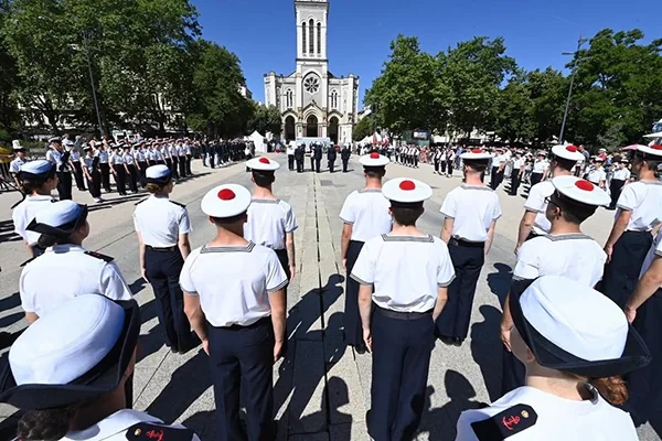 À Saint-Étienne, des jeunes font entrer la Marine en ville