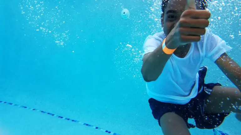 À Toulon, les enfants apprennent l’alerte qui sauve à l’eau