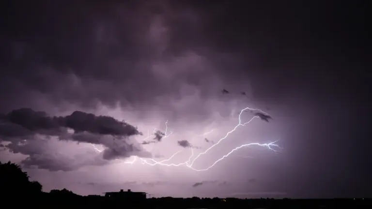 Un orage avec éclairs menaçant le ciel au-dessus d'une ville française.