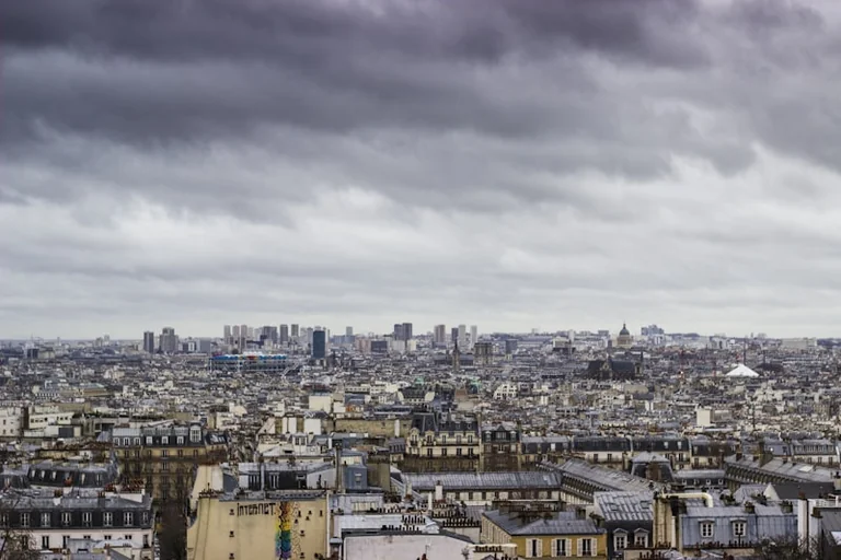 Courbevoie: chaleur rouge, orages, sorties à revoir