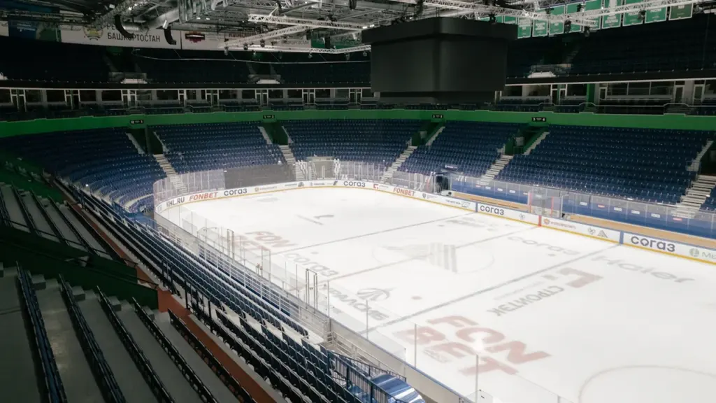 Vue panoramique d'une grande patinoire moderne prête pour accueillir des compétitions sportives internationales.