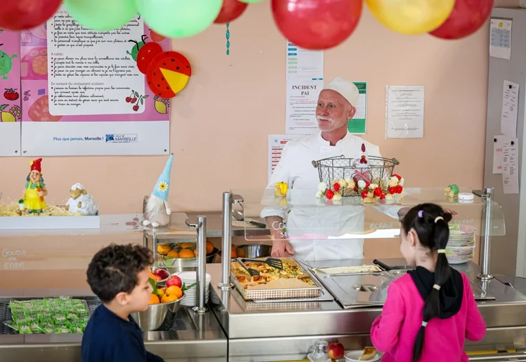 Parents à Marseille: la cantine se règle maintenant