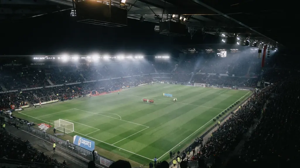 Vue panoramique d'un stade de football en France lors d'un match officiel.