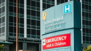 Panneau d'entrée signalant les urgences d'un hôpital pour adultes et enfants.