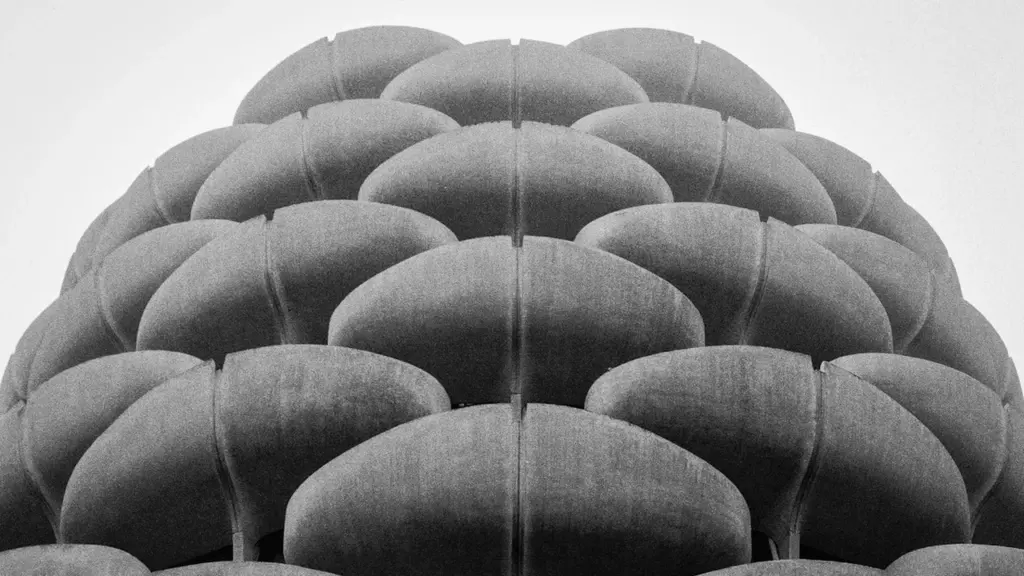 Gros plan en noir et blanc sur l'architecture iconique des Choux de Créteil.