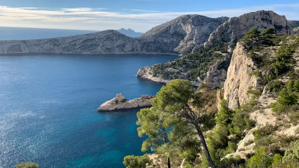 Vue panoramique des Calanques de Marseille avec falaises rocheuses et mer Méditerranée bleue.