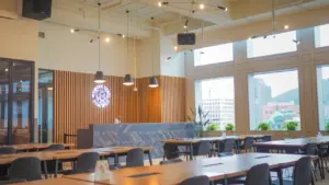 Salle de restaurant moderne et lumineuse aménagée pour accueillir les écoliers marseillais.