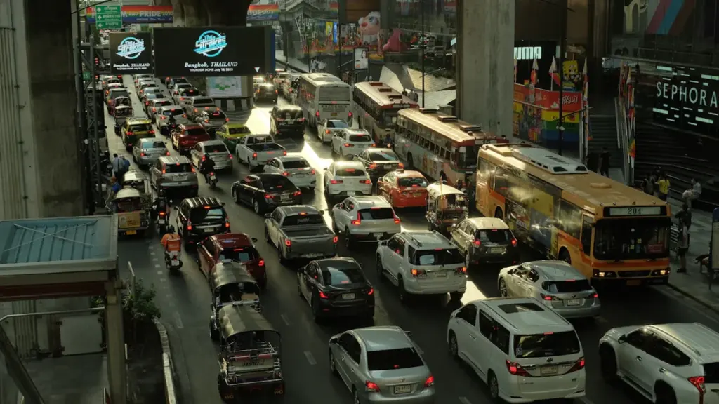 Vue plongeante sur un carrefour urbain dense avec une circulation automobile très intense.
