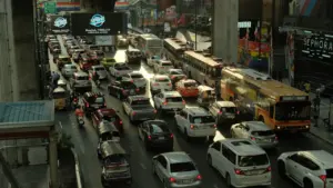 Vue plongeante sur un carrefour urbain dense avec une circulation automobile très intense.