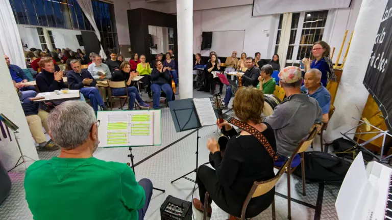 Un groupe de personnes participe à un atelier de musique à Grenoble.