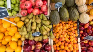 Vue de dessus colorée d'un étal de fruits frais au marché estival.