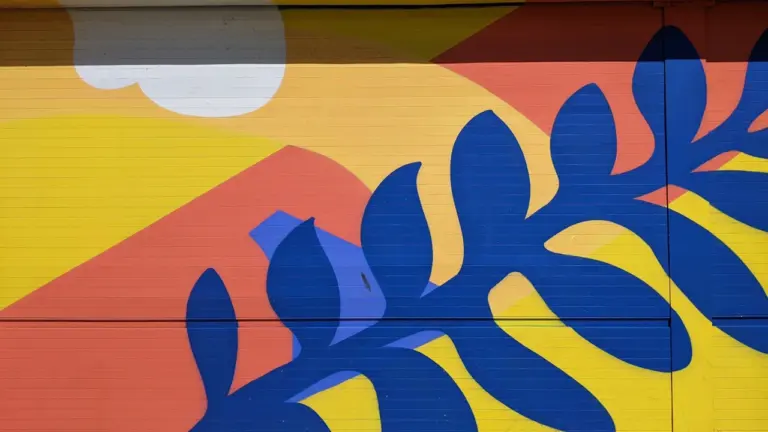 Mur peint aux couleurs vives abstraites sur un mur extérieur à Montreuil.