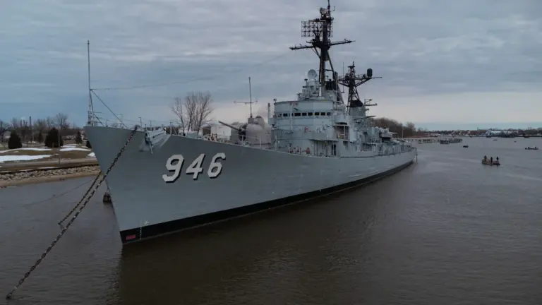 Un grand cuirassé stationné au port, évoquant l'histoire de la marine française.