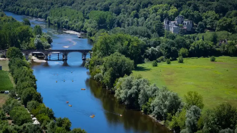Vue aérienne panoramique de la rivière Dordogne serpentant à travers la campagne française en été.