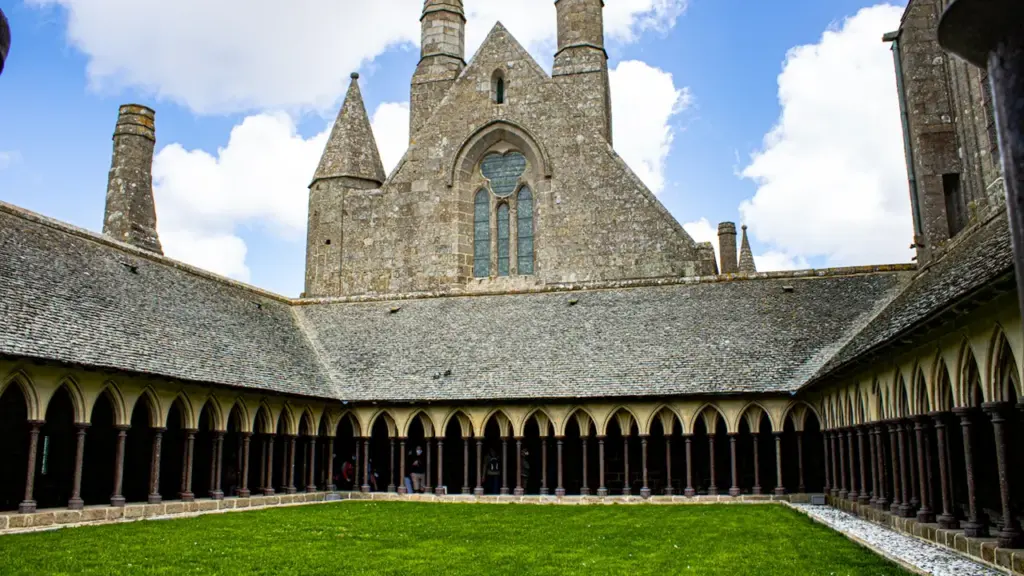 Cloître médiéval en pierre au cœur de l'abbaye du Mont Saint-Michel.