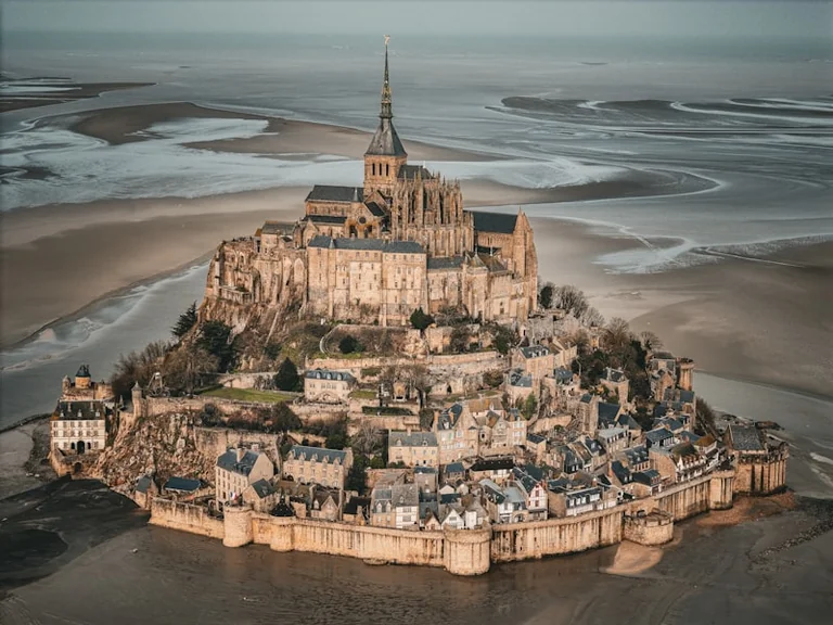 À Avranches, les trésors écrits du Mont se dévoilent