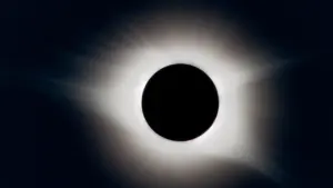 La couronne solaire visible en pleine obscurité totale lors d'une éclipse.