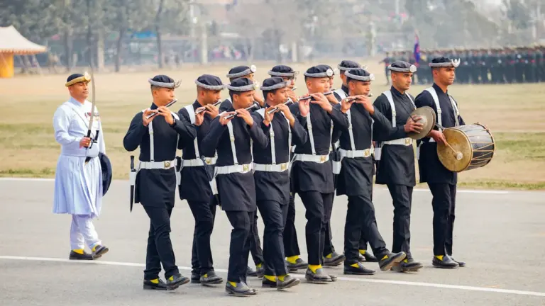 Une fanfare militaire lors d'une cérémonie officielle avec des musiciens en uniforme.