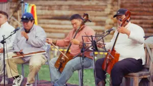 Un trio de musiciens jouant des instruments à cordes lors d'un concert en plein air.