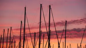 Mâts de voiliers se découpant sur un magnifique coucher de soleil à La Rochelle.