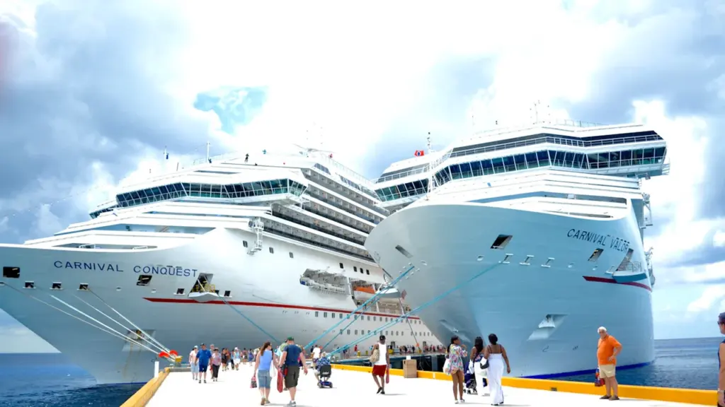 Un grand navire de croisière amarré à quai lors d'une journée ensoleillée.