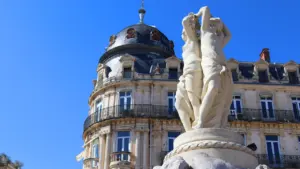 La statue emblématique des Trois Grâces sur la place de la Comédie à Montpellier.