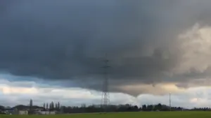 Un pylône électrique sous un ciel lourd et menaçant d'orage à Sarcelles.