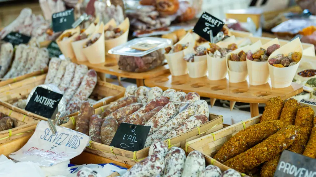 Saucissons artisanaux et produits locaux sur un étal de marché à Aix-en-Provence.