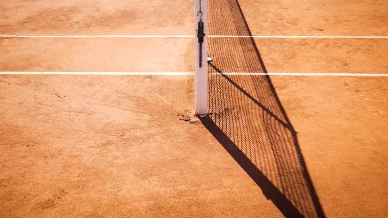 Filet de tennis sur terre battue emblématique du site de Roland-Garros à Paris.
