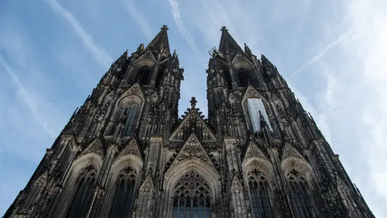 Vue majestueuse de la flèche de la cathédrale se dressant vers le ciel bleu.