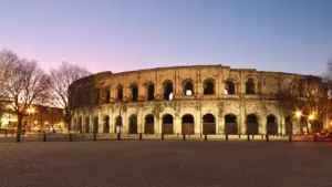 Vue panoramique des célèbres Arènes de Nîmes au coucher du soleil dans le Gard.