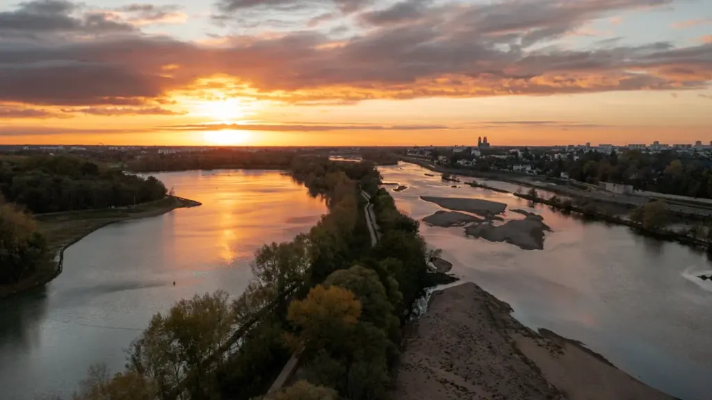 Vue aérienne panoramique du fleuve Loire au coucher du soleil près d'Orléans.