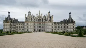 Façade majestueuse du Château de Chambord, emblème de l'architecture Renaissance française.