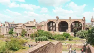 Vue aérienne des ruines du Forum romain sous un ciel bleu dégagé.