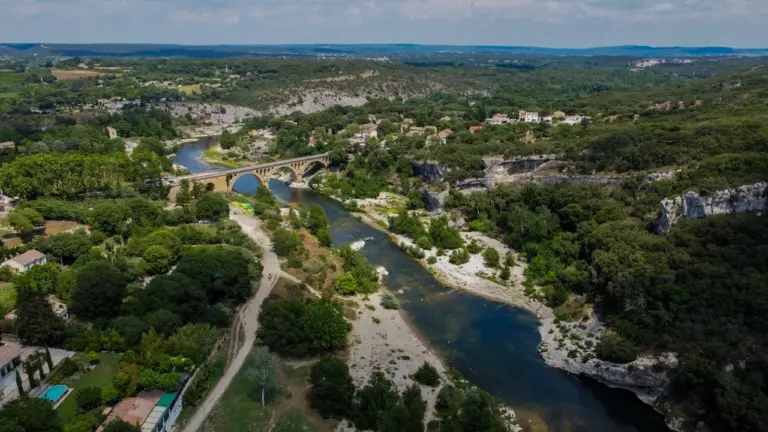 Vue aérienne d'une rivière serpentant dans une vallée boisée près de Nîmes.