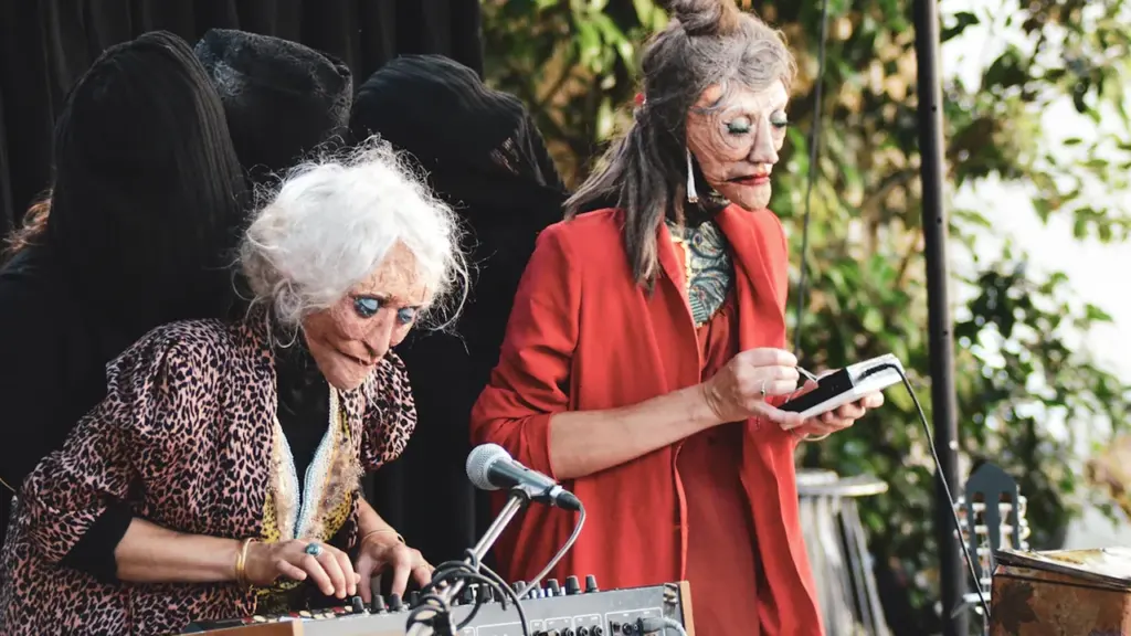 Deux femmes artistes pratiquant une performance artistique lors d'un festival en France.