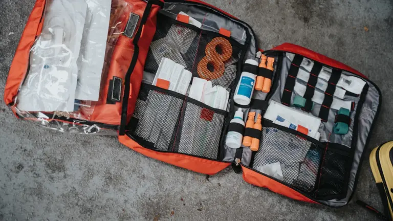 Trousse de secours médicale ouverte remplie de matériel de soin professionnel.