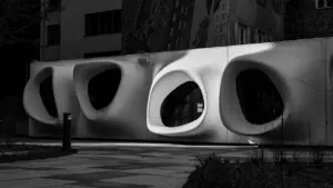 Façade moderne aux formes arrondies évoquant le design artistique de La Criée à Rennes.