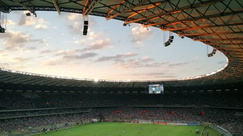 Vue panoramique d'un stade de football illuminé au crépuscule en France
