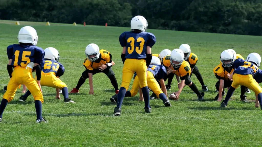 Une équipe de jeunes joueurs de football américain sur le terrain.