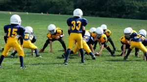 Une équipe de jeunes joueurs de football américain sur le terrain.