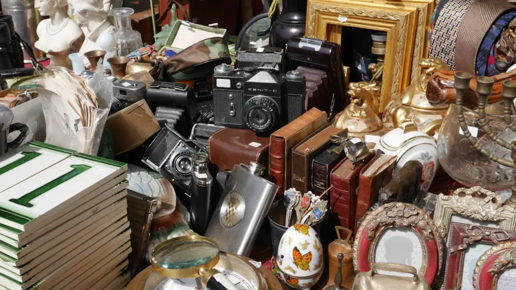 Objets anciens et de collection exposés sur une table de brocante à Lille.