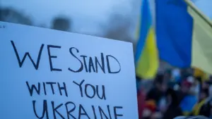 Une pancarte portant l'inscription We stand with you Ukraine lors d'un rassemblement solidaire.
