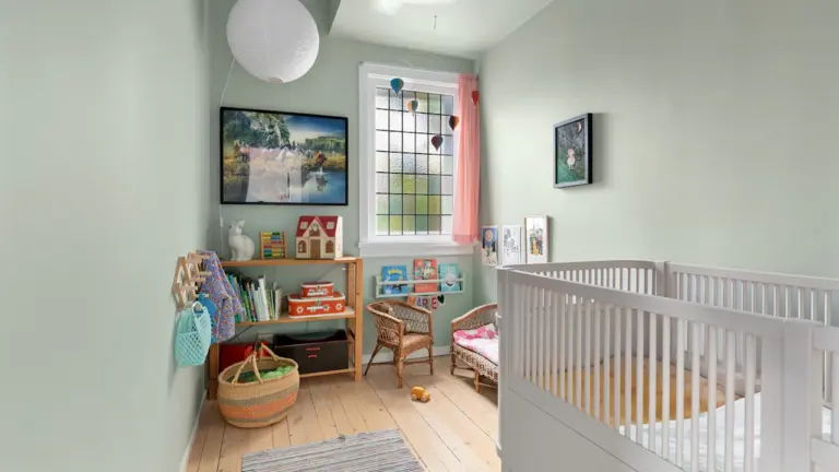 Chambre d'enfant apaisante avec berceau blanc et décoration élégante dans un style minimaliste
