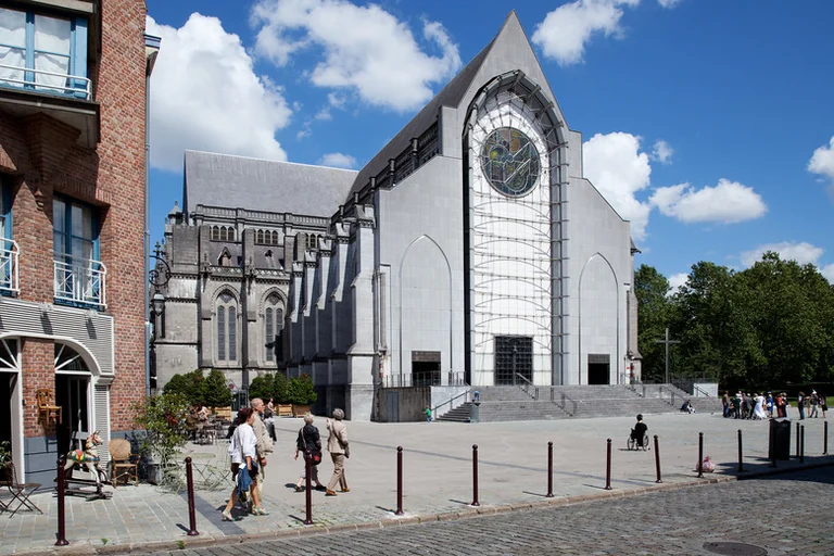 À Lille, une bagagerie pour sans-abri ouvre à la cathédrale